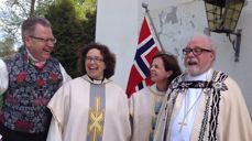 God stemningen etter visitasgudstjenesten! Fra venstr ordfører Erik Unaas, sokneprest Solfrid Leinebø Seljås, prost Elisabet Yrwing Guthus og biskop Atle Sommerfeldt