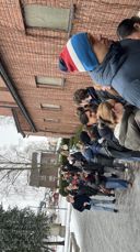 Bilde: Sultne ungdommer på vei inn i kirken