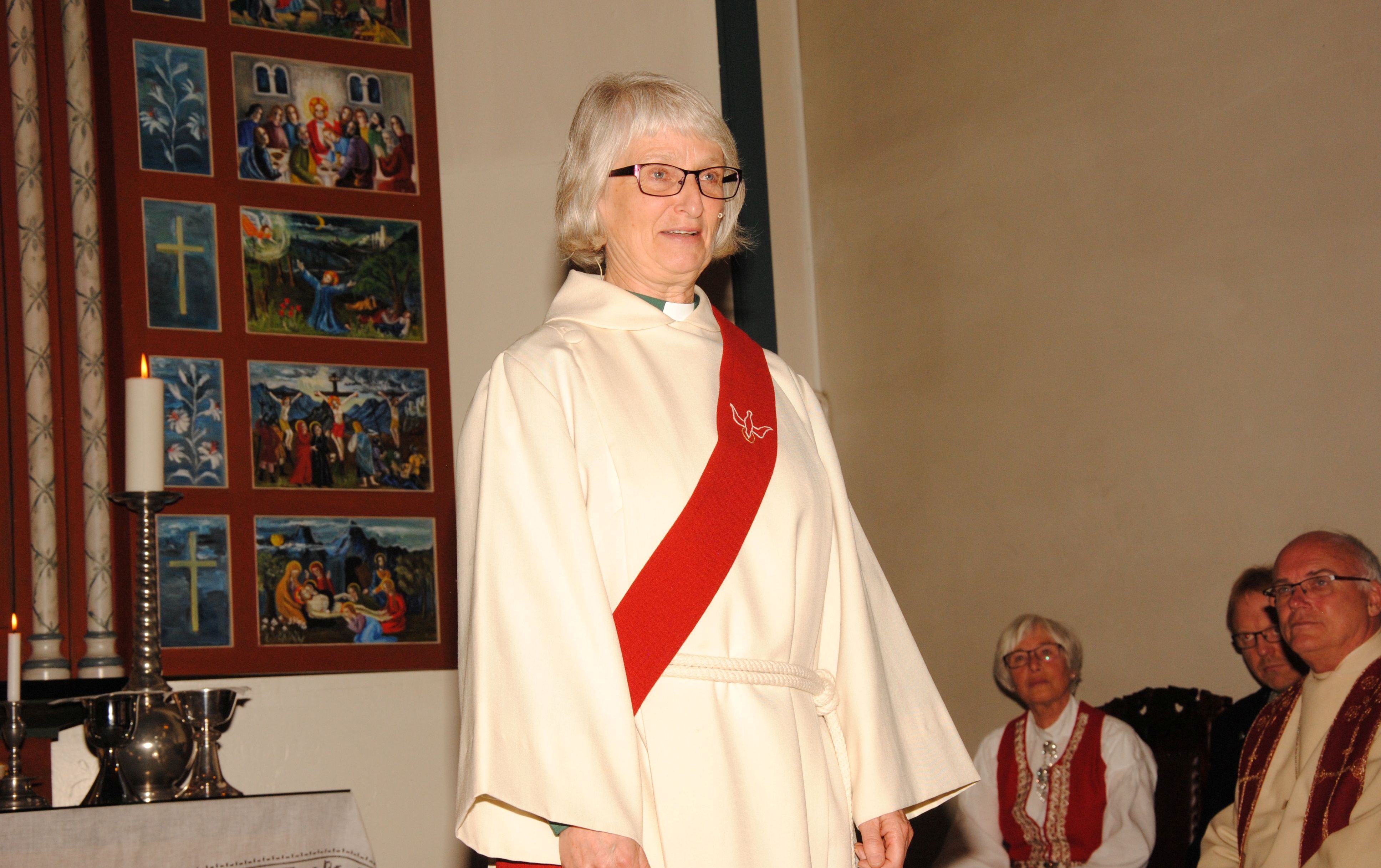 Inger Pauline Gravem vart vigsla til diakon 14. mai 2015 i Dombås kyrkje. Foto: Ingolf Toven