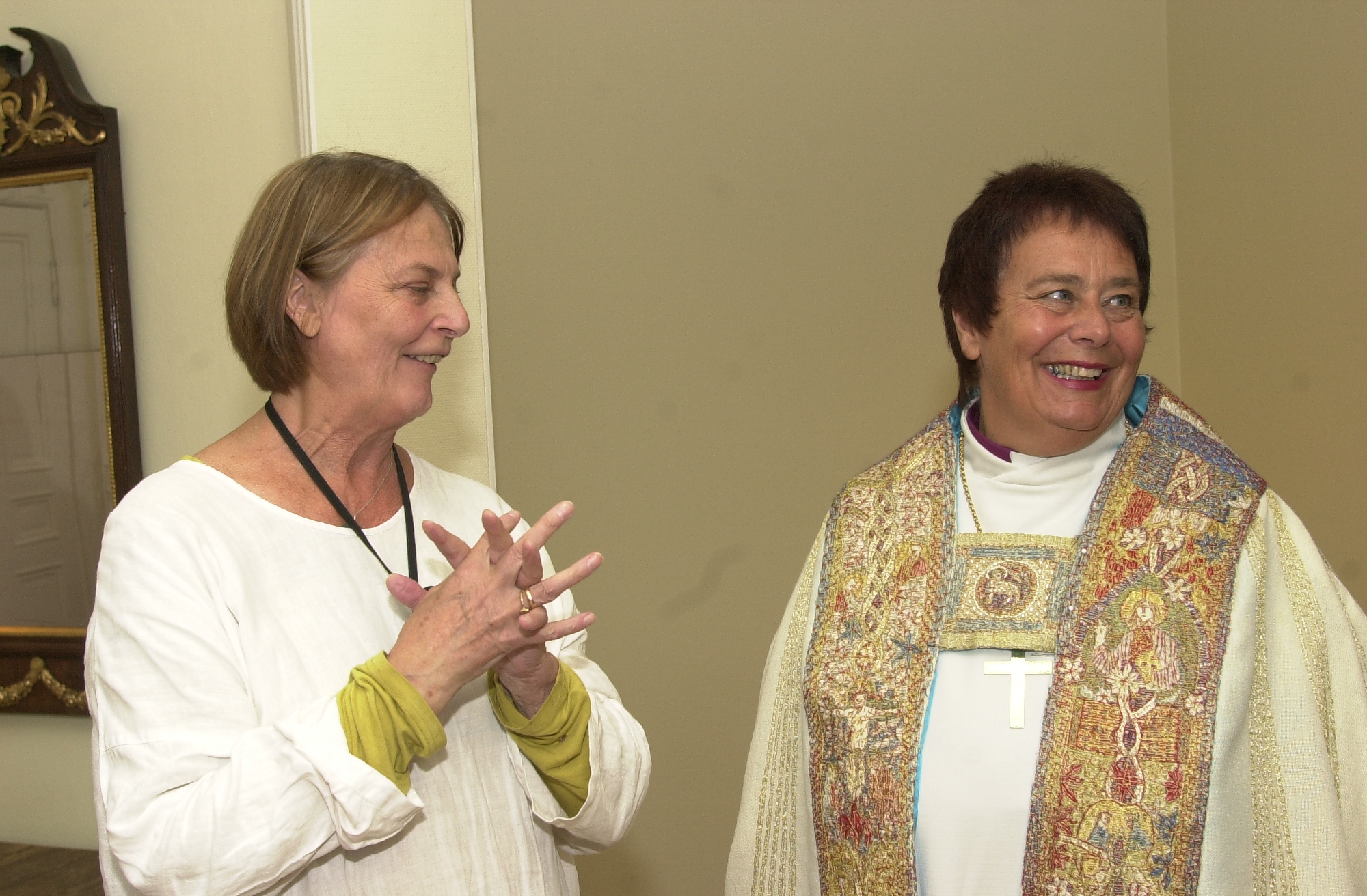 Borgny Farstad Svalastog har i en &#229;rrekke laget kirkekunst og kirketekstiler for menigheter i Hamar bisped&#248;mme. Hun skapte ogs&#229; ny bispek&#229;pe til biskop Solveig Fiske. K&#229;pa ble tatt i bruk i 2007. Foto: H&#229;vard Lillebo, &#216;stlendingen