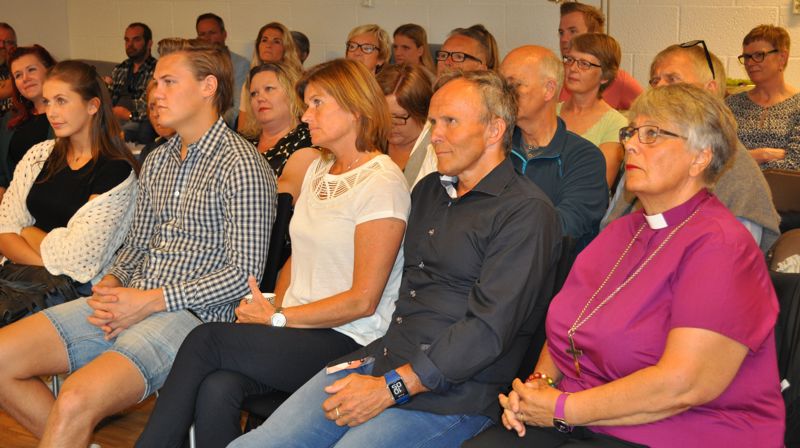 Odd Werner Hansen fra Gjøvik (nr. to fra høyre), var hovedinnleder på møtet på SMISO Hamar. Her sammen med biskop Solveig Fiske og medlemmer av familien. Foto: Trude G. Dale, Oppland Arbeiderblad