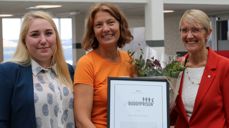 Anne Anker Bolstad flankert av Julie Heiberg, nestleder i Studentparlamentet ved NTNU i Gjøvik og Anne Borg, prorektor for utdanning. Foto: Maria Lillemoen/NTNU.