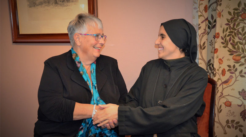 Søster Theodora på besøk hos biskopen