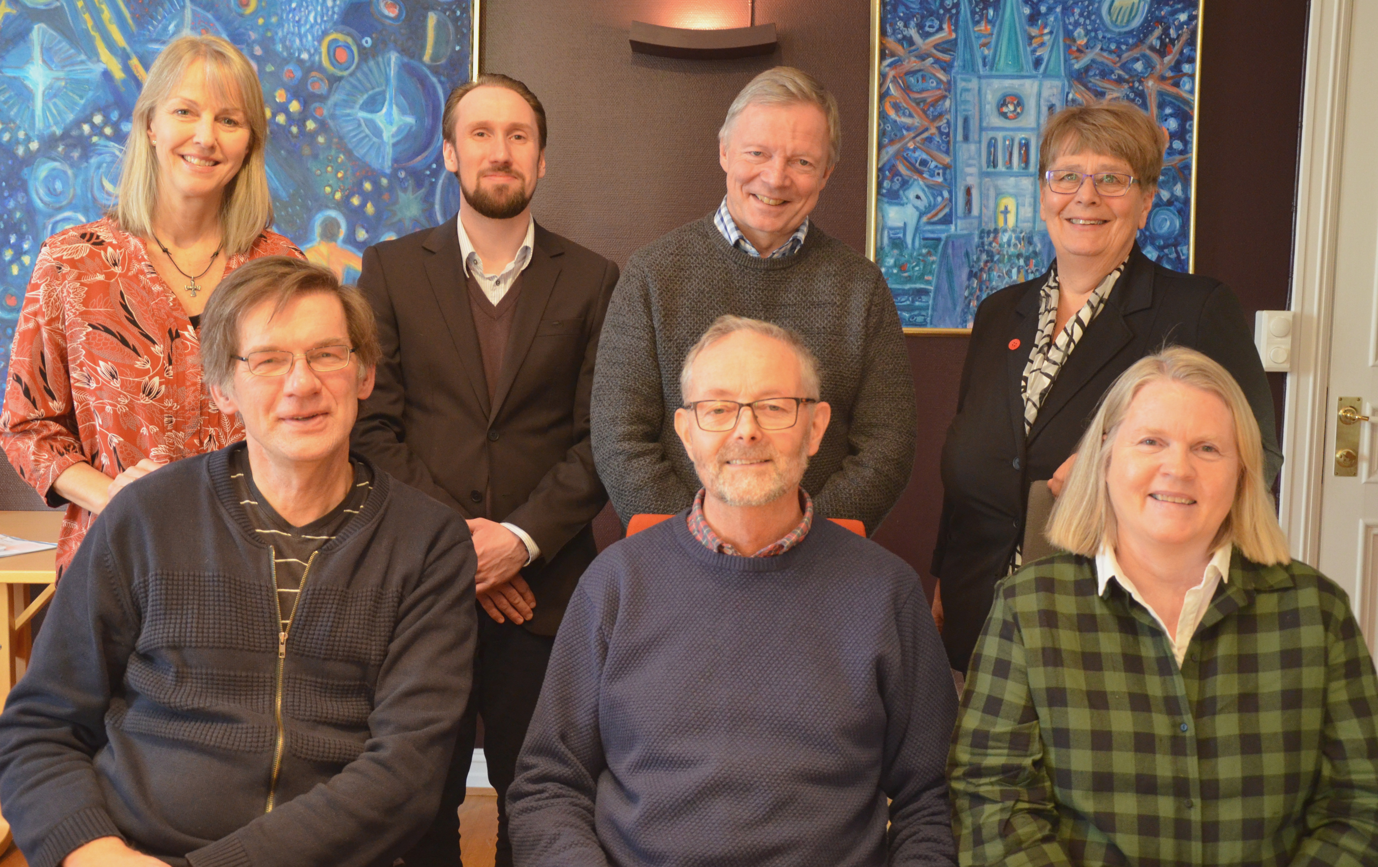 Bak fra venstre: Margit Husev&#229;g (Sykehuset Innlandet, Sanderud), Kenneth Hansen (biskopens teologiske r&#229;dgiver), Hogne Midgard (Hospice Sangen) og biskop Solveig Fiske. Foran fra venstre: Olav Nordengen (Sykehuset Innlandet, Reinsvoll), Guttorm Eidslott (Sykehuset Innlandet, Hamar og Elverum) og Anne Hvinden (Sykehuset Innlandet, Gj&#248;vik)