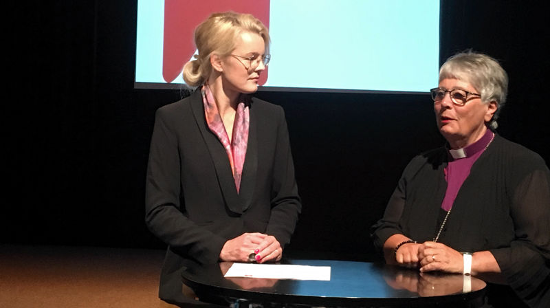 Biskop Solveig Fiske i samtale med Therese Enger Andersen, arrangementsansvarlig ved Hamar bibliotek