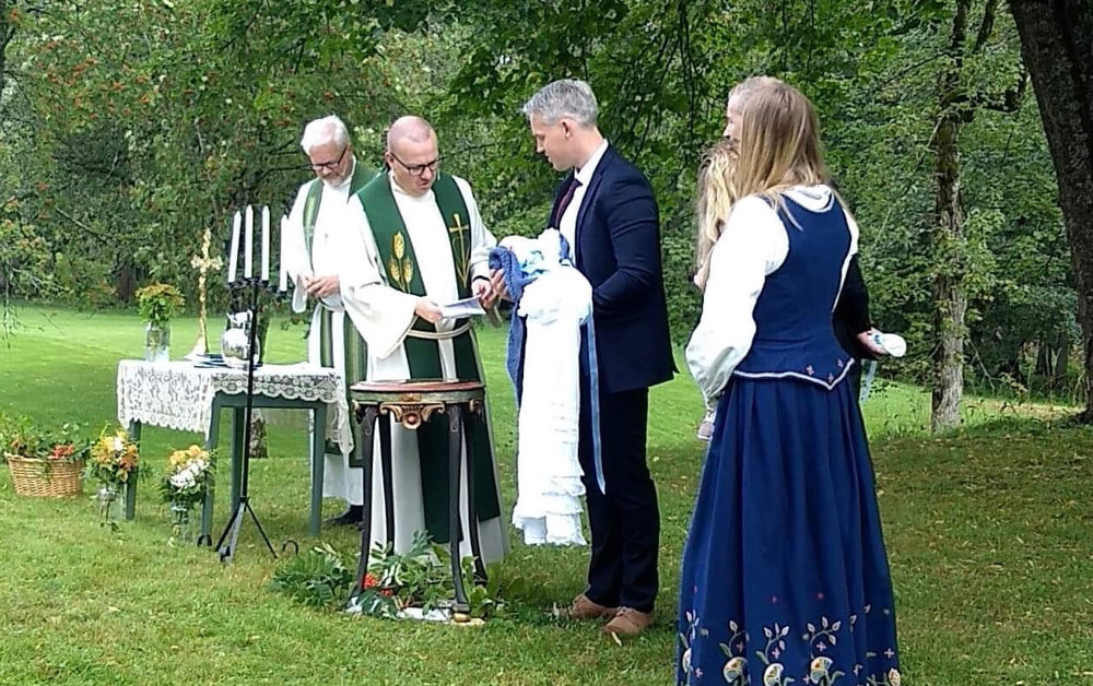 Barna døpes under de gamle lindetrærne