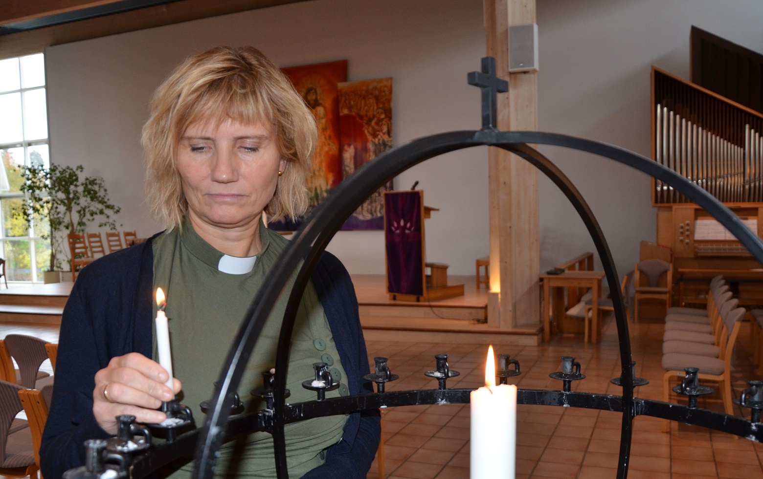  - &#197; tenne lys betyr mer og mer for folk. Det er en slags b&#248;nn n&#229;r de mangler ord, og det gj&#248;r du gjerne n&#229;r noen d&#248;r. Det sier Siv Leirvik-Engevik, diakon i Hamar og Vang. Foto: Jorun Vang.