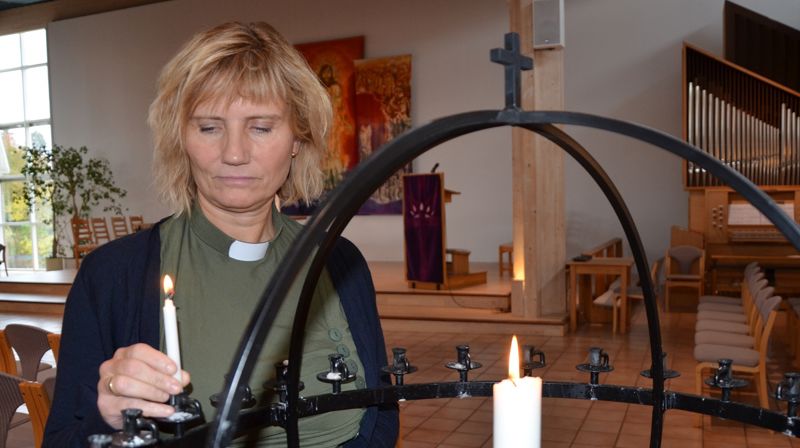 - Å tenne lys betyr mer og mer for folk. Det er en slags bønn når de mangler ord, og det gjør du gjerne når noen dør. Det sier Siv Leirvik-Engevik, diakon i Hamar og Vang. Foto: Jorun Vang.