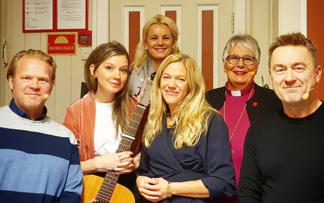 Fv. Anders Baasmo, Maria Solheim, Therese Enger Andersen fra Hamar bibliotek, Maja Lunde, biskop Solveig Fiske og Einar &#216;verenget. Foto: Halvard Bj&#248;rk&#229;s.