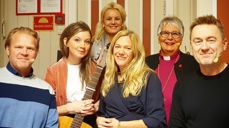Fv. Anders Baasmo, Maria Solheim, Therese Enger Andersen fra Hamar bibliotek, Maja Lunde, biskop Solveig Fiske og Einar Øverenget. Foto: Halvard Bjørkås.
