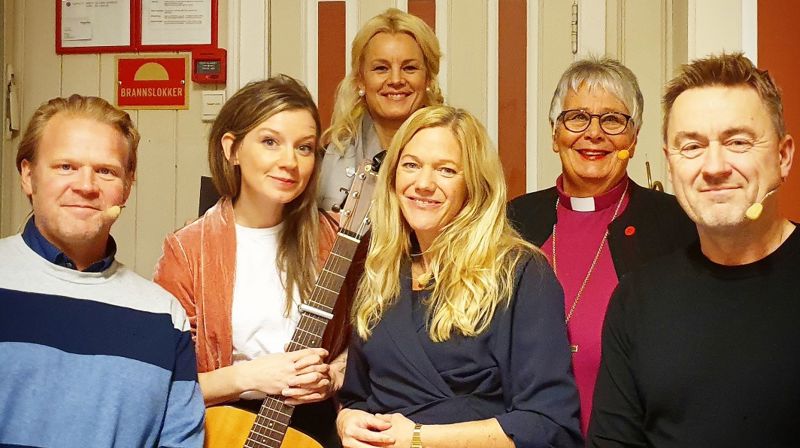 Fv. Anders Baasmo, Maria Solheim, Therese Enger Andersen fra Hamar bibliotek, Maja Lunde, biskop Solveig Fiske og Einar Øverenget. Foto: Halvard Bjørkås.