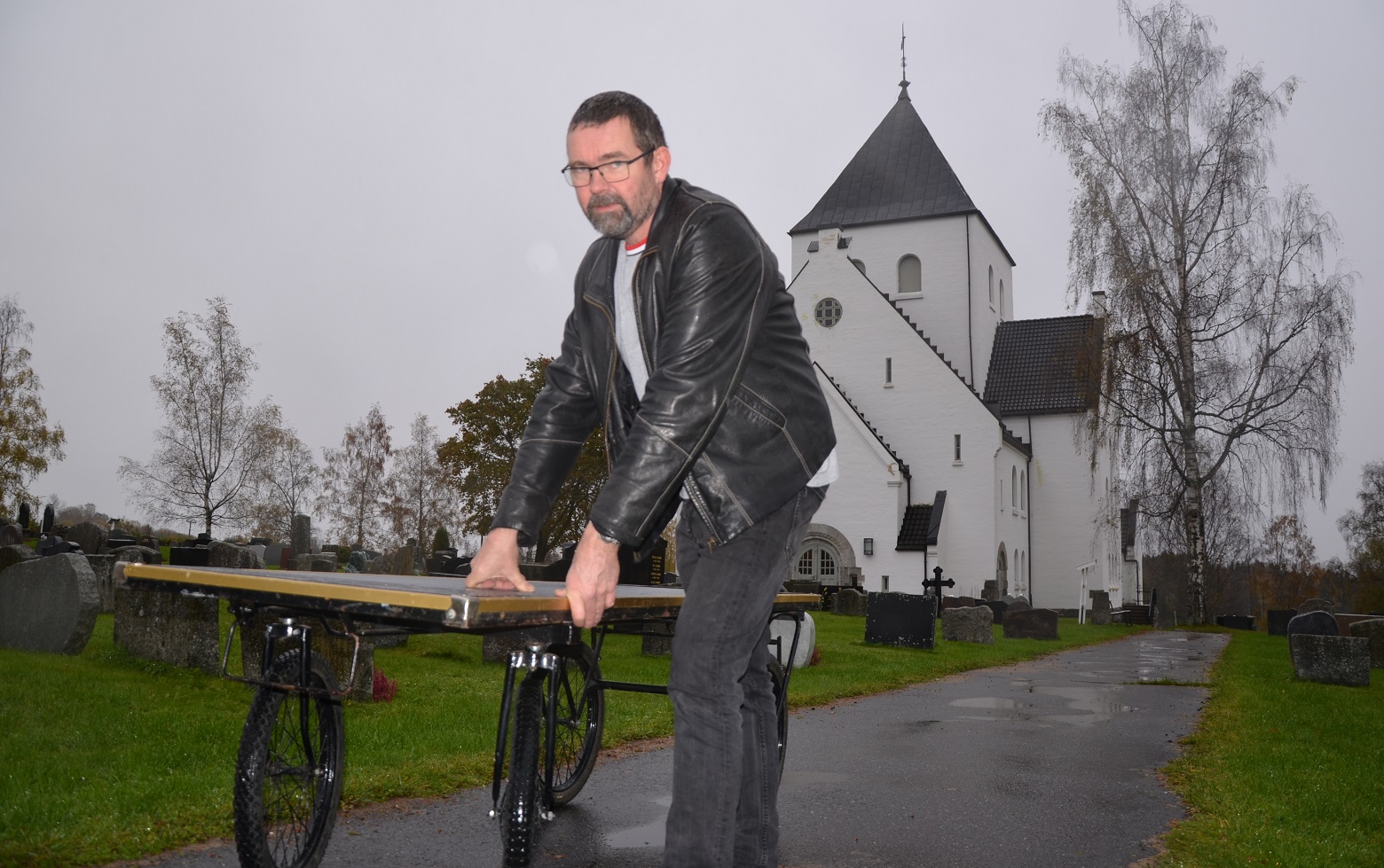 Med kirkeg&#229;rden som arbeidsplass, blir kirketjener H&#229;vard Amlie ofte en &#229; snakke med for folk som trenger en prat. Foto: Jorun Vang