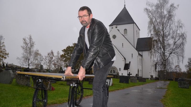 Med kirkegården som arbeidsplass, blir kirketjener Håvard Amlie ofte en å snakke med for folk som trenger en prat. Foto: Jorun Vang