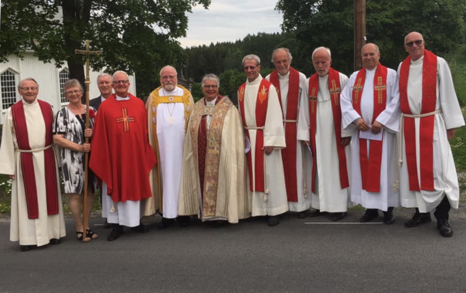 P&#229; bildet fra venstre: Torleiv Austad (n&#230;r slekt av en ordinand fra 1944), Eva McKenna (Nes og Helg&#248;ya historielag), Kjell Skaugen (leder i Nes menighetsr&#229;d), &#216;rn Bardur Jonsson (sokneprest p&#229; Nes), Atle Sommerfeldt (visepreses, og biskop i Borg bisped&#248;mme) og biskop Solveig Fiske. Deretter f&#248;lger Vemund Koren, Leiv Raust&#248;l, Hans Erik Raust&#248;l, Per August S&#248;rensen og Tor Johan S&#248;rensen Grevo - alle etterkommere av prester som ble ordinert i 1944. Foto: Anita Ihle Steen.