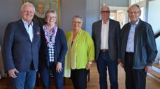 Arrangementskomitéen, bestående av fra venstre sokneprest på Nes og Helgøya - Ørn Bardur Jonsson, nestleder i Nes og Helgøya historielag - Eva McKenna, biskop Solveig Fiske, Tor Johan Sørensen Grevbo og Torleiv Austad. De to sistnevnte er nærstående slekt til to av ordinandene fra 1944.