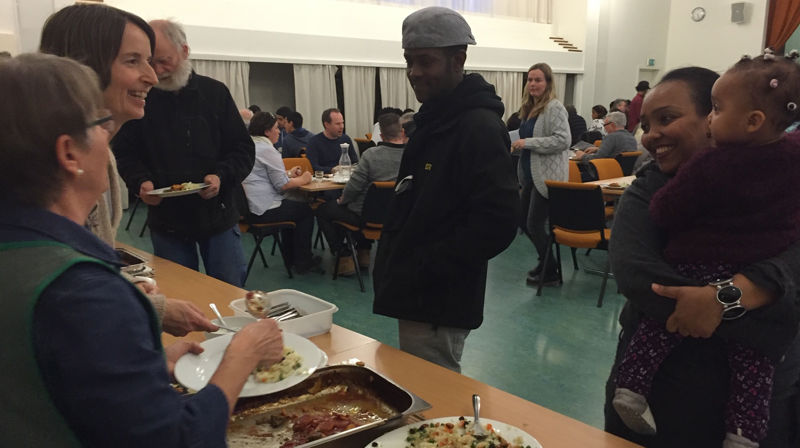 En onsdag i måneden møtes alle som vil til felles middag på bygdestua ved Hoff kirke på Østre Toten. Menigheten inviterer. Foto: JV