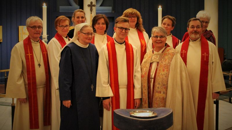 Fra venstre: Sokneprest i Nordre Ål - Oddgeir Bolstad, prost i Sør-Gudbrandsdal - Anita Dalehavn, Frøydis Angard Ulateig - Nordre Ål menighetsråd, søster Magnhild fra Engen kloster, sokneprest i Øyer og Tretten - Ingunn Dalan Vik, ordinanden - Einar Østerhagen, Merete Thomassen, biskop Solveig Fiske, Inger Anne Naterstad, Bjørn Erik Schjerverud, Bergljot Urdahl. Foto: Øyvind Østerhagen