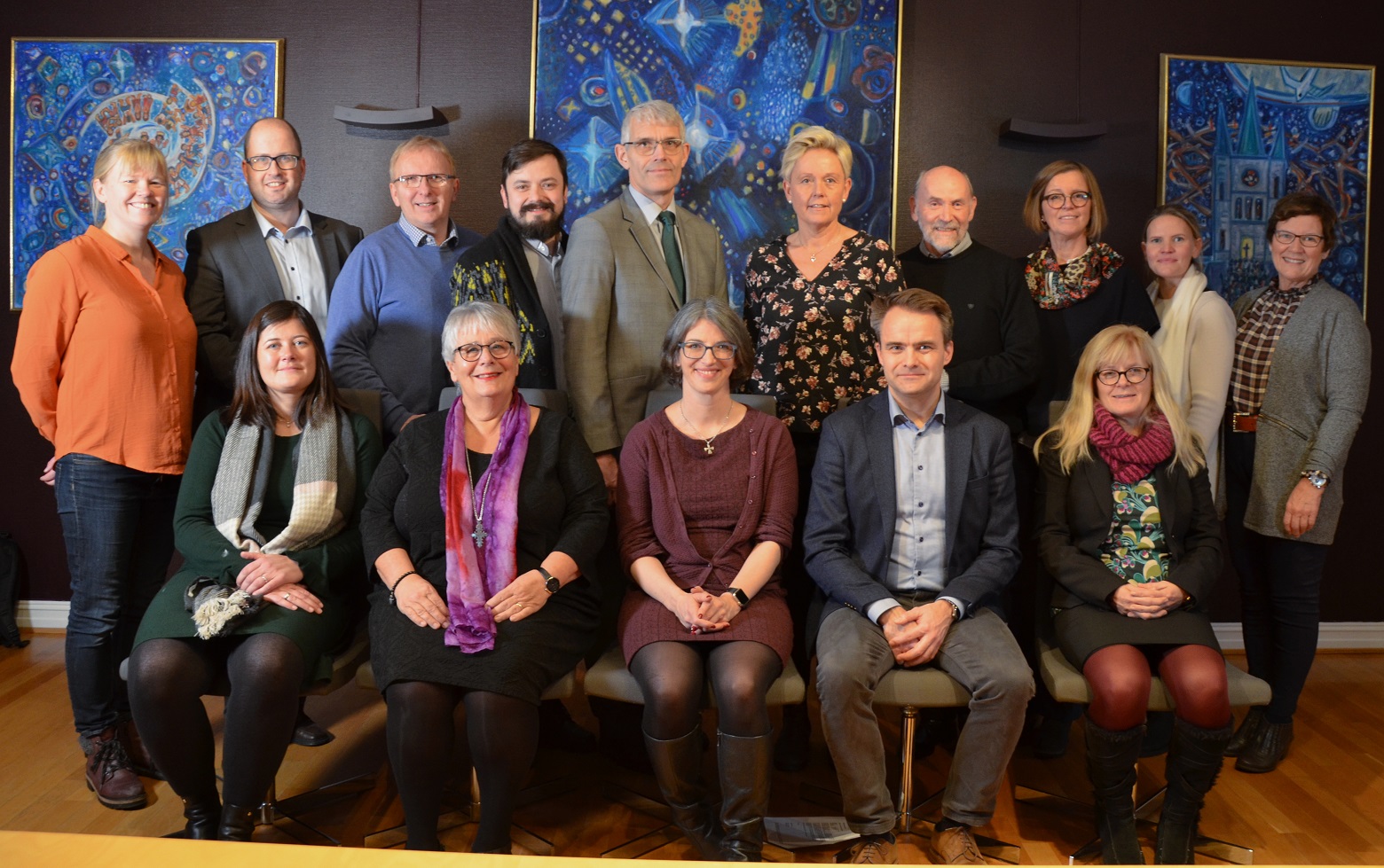Her er hele r&#229;det med varamedlemmer. Bak fv: Ingrun Jule (vara) Trond Enemo (vara), Gunnstein Endal, Thomas Tinglum, Trond R&#248;nning, Lisbeth Sydb&#248;ge, Finn Ragnvald Huseby, Ingebj&#248;rg Vik Laugaland (vara), Marta Bj&#248;rn&#248;y Lalim (vara), Kari Esp&#229;s Drogseth (vara). Foran fv: Iselin Vistekleiven, biskop Solveig Fiske, Gunhild Tomter Alstad, stiftsdirekt&#248;r Freddy Knutsen, Inger Kragh Nyhus. Foto: Halvard Bj&#248;rk&#229;s