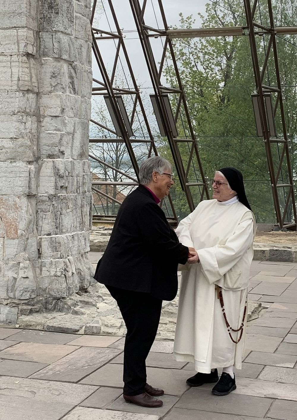 Et hjertelig gjensyn mellom biskop Solveig Fiske og sr. Anne-Lise fra Lunden kloster.