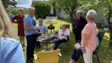 Biskop Solveig Fiske og Fylkesmann Knut Storberget snakker med eldre 11. juni 2020. Foto: Karianne Stordal /Fylkesmannen