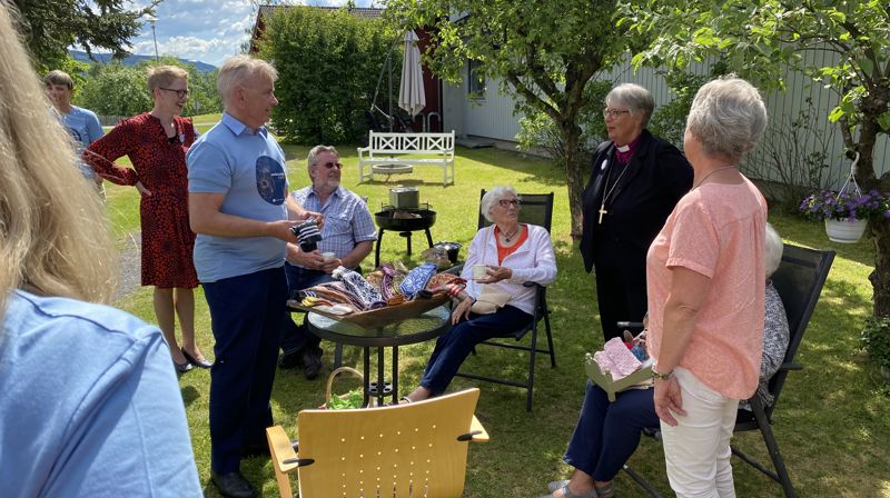 Biskop Solveig Fiske og Fylkesmann Knut Storberget snakker med eldre 11. juni 2020. Foto: Karianne Stordal /Fylkesmannen