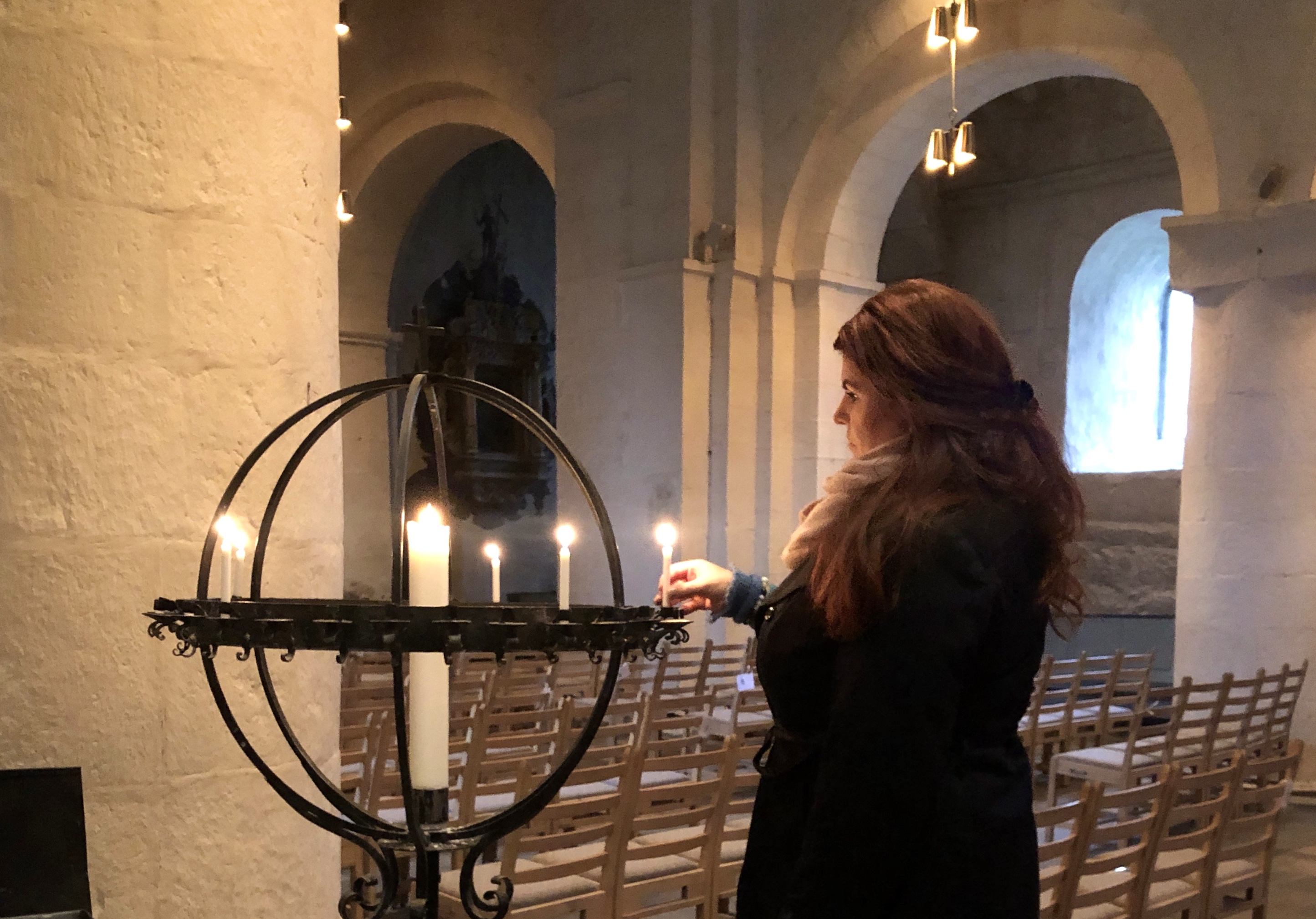 I Ringsaker og i andre kirker som er åpne Allehelgen, kan du tenne lys for håp, til minne om noen som har gått bort. Foto: Kai Ove Berg