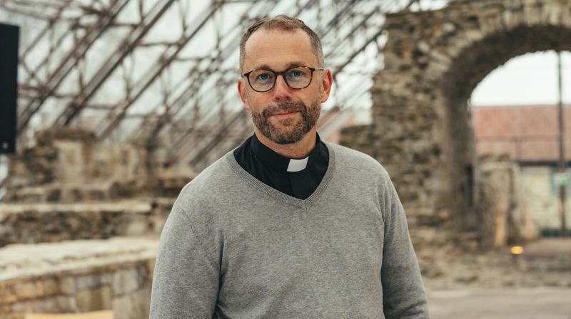 Det fineste med å være prest i Hamar bispedømme, er at jeg kan være en helt 'ælminneli' prest, sier Ole Kristian Bonden. Foto: Joakim Mangen