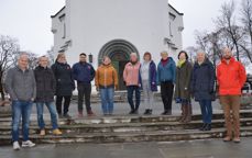 Sammen for trygge rom er f.v: Jon Arne Frøyland, virksomhetsleder fra Crux Hamartiltakene, Espen Frøyså, administrativ leder i Filadelfiakirken, Anne-Lene Mabada, korpseleder i Frelsesarmeen Hamar, Samuel Torres, pastor i Filadefiakirken, Kjærsti Bakke, innsatsleder fra Barnas stasjon, Elisabeth Rugsveen, faglig veileder i Nok Hamar, Siv Leirvik-Engevik, diakon fra Den norske kirke i Hamar, Else Marie Lien fra Baptistkirken, Marie Sperre, prest i Den norske kirke, April Holten, rådgiver for diakoni og samfunn i Hamar bispedømme og Eirik Austreng, pastor i Hamar frikirke. Foto: Jorun Vang / Hamar bispedømme