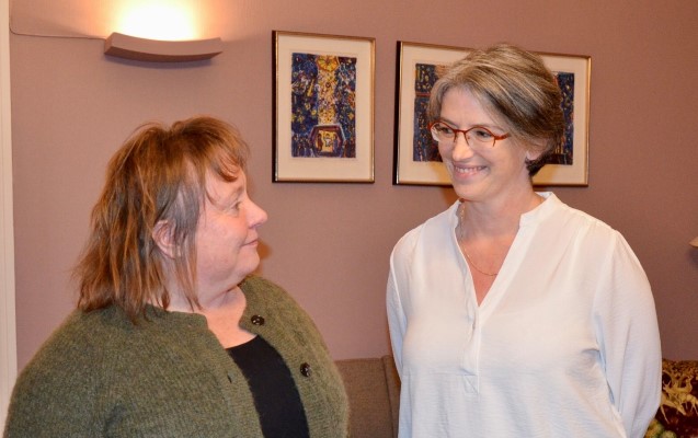 Gunnhild Hauge Bjørdal (t.v) er begeistra for klimavedtaket som komiteleder Gunhild Tomter Alstad (t.h) og resten av Kirkemøtet har gjort. Foto: Jorun Vang/Hamar bispedømme