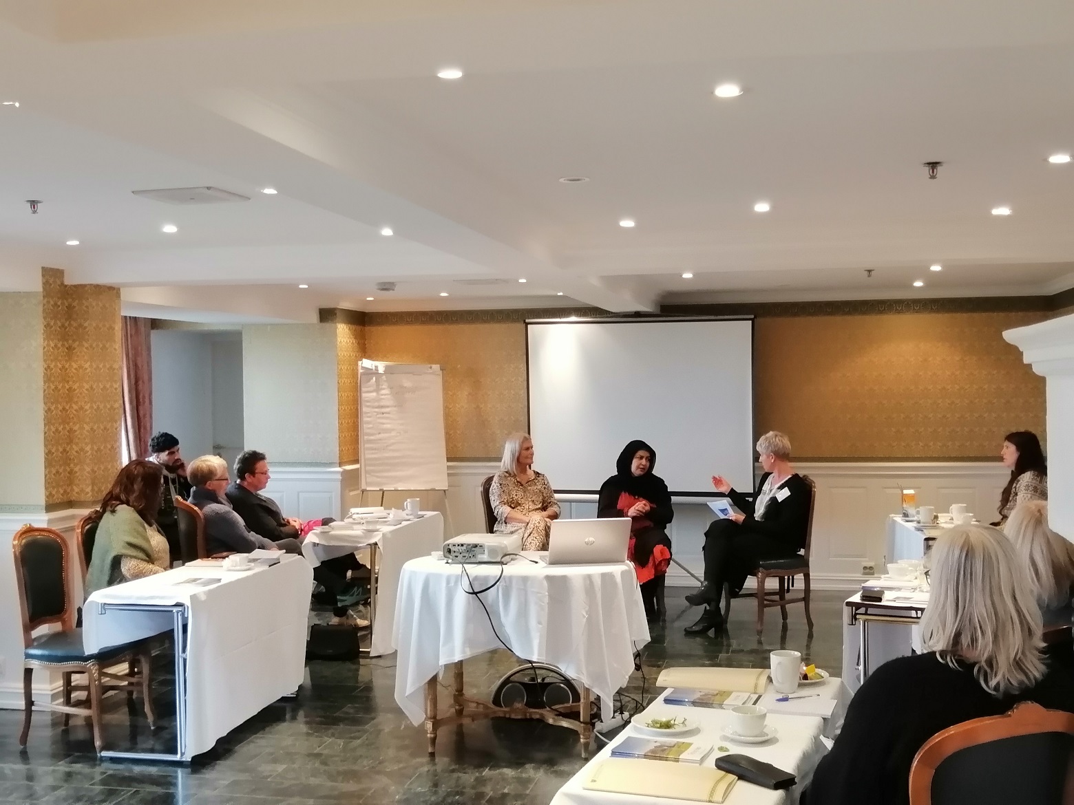 Maryam forteller sin historie på fagsamling for diakonene i Hamar bispedømme. Foto: Kristin Tepstad Eide / Hamar bispedømmeråd