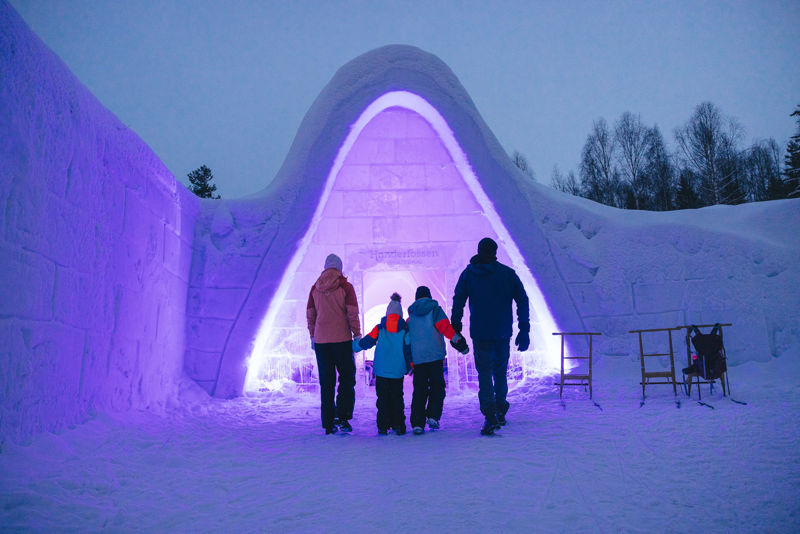 Iskatedralen i Hunderfossen en tidligere vinter. Foto: Skjermdump fra Hunderfossen eventyrpark