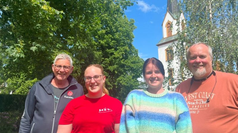 Gjøvik kirkelige fellesråd får to lærlinger i barne- og ungdomsarbeiderfaget. Helene Libakken (tv) og Hedda Hvindenbråten følges tett opp av lederne for barne- og ungdomarbeidet i kirka Karsten Torp (tv) og Bjørnar Nome. Foto: Hamar bispedømmeråd.