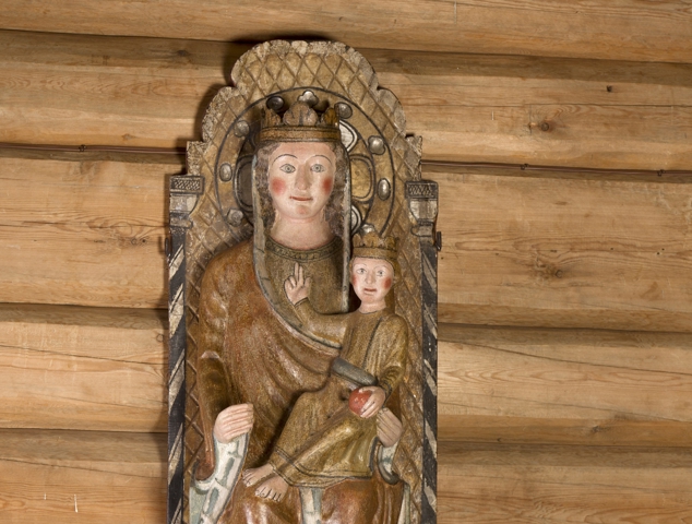 Madonna og barnet henger i Vallset kirke som fylte 175 år i år. Foto: Steffen Laursen.