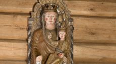 Madonna og barnet henger i Vallset kirke som fylte 175 år i år. Foto: Steffen Laursen.