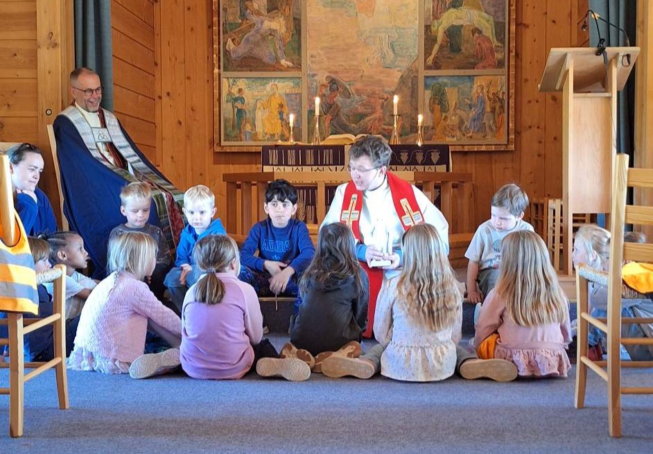 Sokneprest Benjamin Fjellheim Olsen samlar ungane i Kvam kyrkje under gudstenesta den andre dagen på visitas. Foto: Venke Sletten