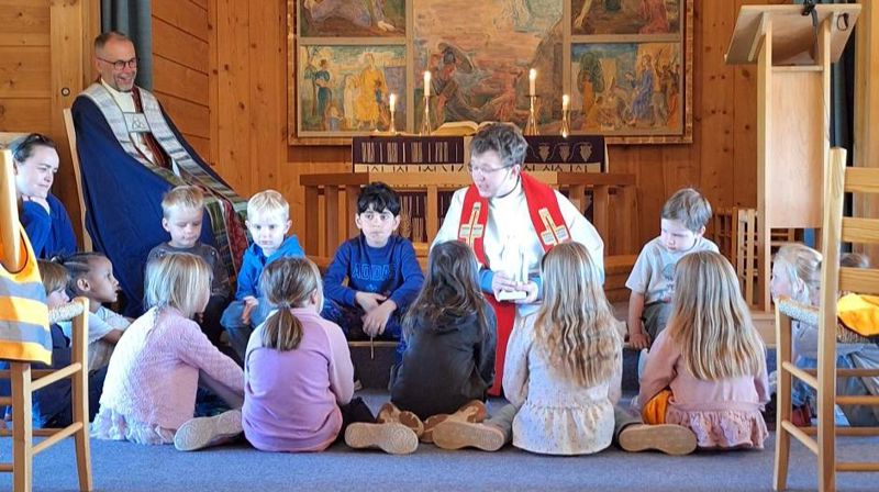 Sokneprest Benjamin Fjellheim Olsen samlar ungane i Kvam kyrkje under gudstenesta den andre dagen på visitas. Foto: Venke Sletten