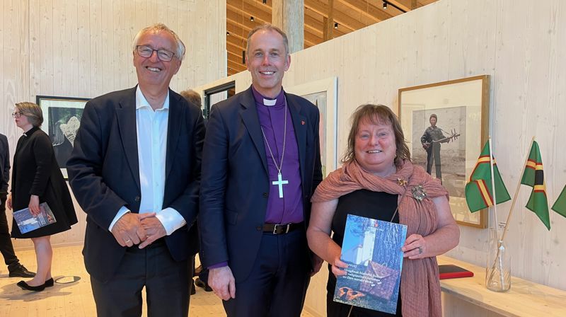 Hamar biskop og bispedømmeråd har fått særlig ansvar for å synliggjøre det skogfinske i sannhets- og forsoningsarbeidet. Rapporten som er utarbeidet, ble presentert av forfatterne Trygve Wyller, Det teologiske fakultet UiO og redaktør Gunnhild Hauge Bjørdal, rådgiver Hamar bispedømmeråd på skogfinnenes dag, søndag 21. juni på Svullrya i Grue Finnskog. Foto: Hamar bispedømmeråd