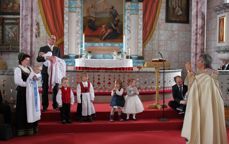 Espen og Iris Maria bæres til dåp i Os kirke under visitasgudstjeneste 30. mars 2014. Foto: Privat