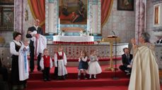 Espen og Iris Maria bæres til dåp i Os kirke under visitasgudstjeneste 30. mars 2014. Foto: Privat