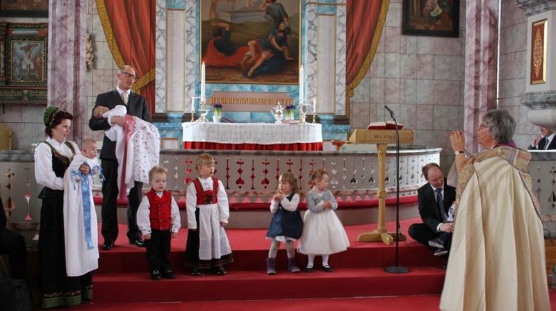 Espen og Iris Maria bæres til dåp i Os kirke under visitasgudstjeneste 30. mars 2014. Foto: Privat