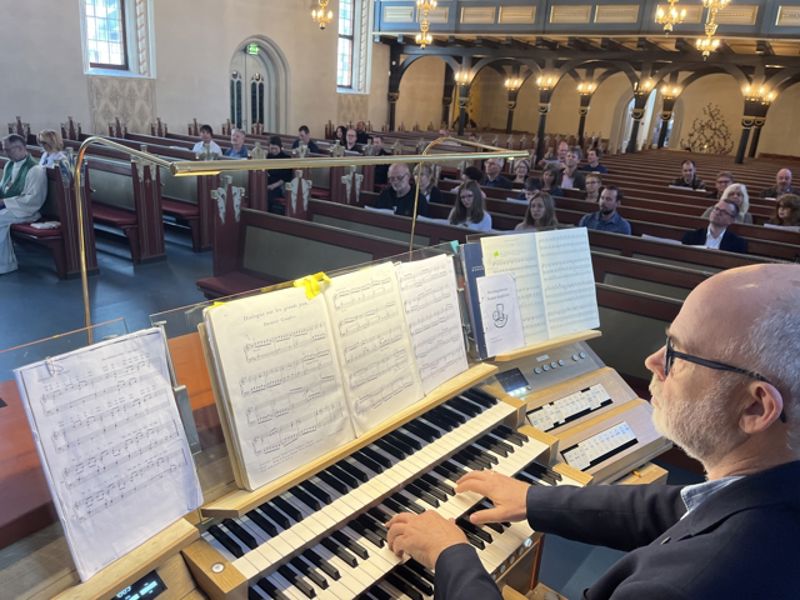 Fra gudstjeneste på kirkemusikalske fagdager 2026 med domkantor Trond Våge på orgelkrakken. Foto: Hamar bispedømmeråd