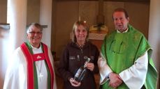 Biskop Solveig Fiske, Kristin T. Eide som er representant for Kirkens Nødhjelp i Hamar bispedømme og sokneprest Hans Jacob Dahl mottok stafettpinnen - en vannflaske - fra Nidaros bispedømme under en gudstjeneste i Eysteinskyrkja 2. august 2015. Foto Anne-Lise Brenna Ording