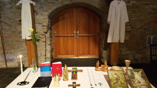 En slik installasjon kan minner oss på de helt sentrale skattene vi forvalter som kirke. Bibel og salmebok, konfirmantkapper og andaktsbilder. Dåpskjoler og nattverdsutstyr.