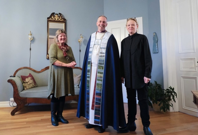 "- Her kan vi virkelig se kirkens visjon om mer himmel på jord", sa oppdragsgiver, leder av Hamar bispedømmeråd Kjersti Drtina Øversveen da hun takket klesdesigner Anita Eriksen Zagury for reisebispekåpen. Foto: Halvard Bjørkås, Hamar bispedømmeråd. 