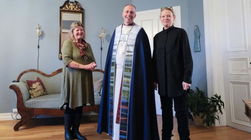 "- Her kan vi virkelig se kirkens visjon om mer himmel på jord", sa oppdragsgiver, leder av Hamar bispedømmeråd Kjersti Drtina Øversveen da hun takket klesdesigner Anita Eriksen Zagury for reisebispekåpen. Foto: Halvard Bjørkås, Hamar bispedømmeråd.