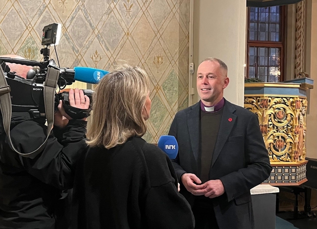 NRK Dagsrevyen vil høre biskopens mening om skolegudstjenester. Foto: Hamar bispedømmeråd.