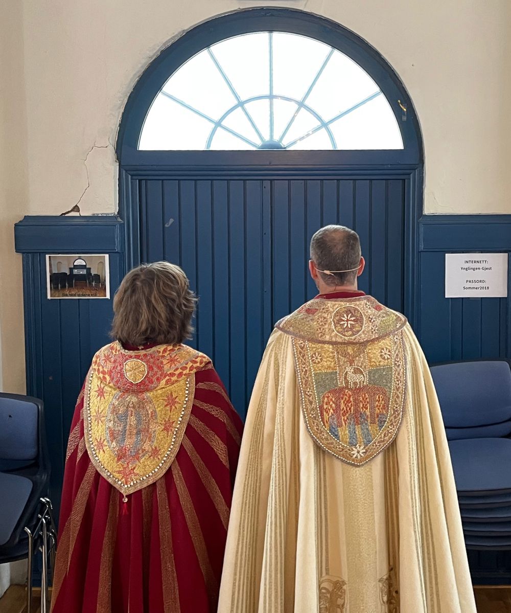 Bispekåpene til Møre og Hamar biskoper er det tekstilkunster Borgny Farstad Svalastog som står bak. Foto: Hamar bispedømme