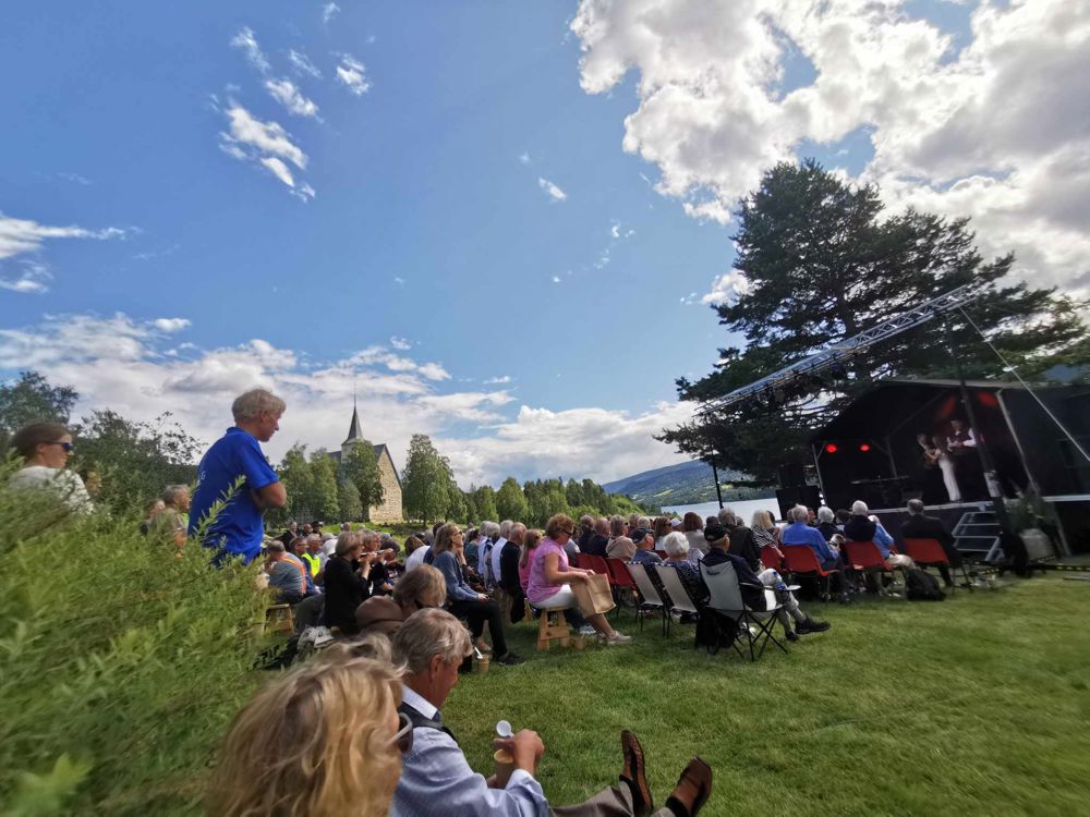 Folk kosa seg i prestegardshagen med programmet frå scena. Foto: Liv Barbro Veimodet