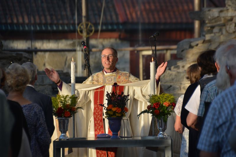 Biskop Ole Kristian Bonden lyser velsignelsen under olsokmesse i Hamardomen. I år vil han delta under olsokfeiring i Nidaros bispedømme. Foto: Halvard Bjørkås