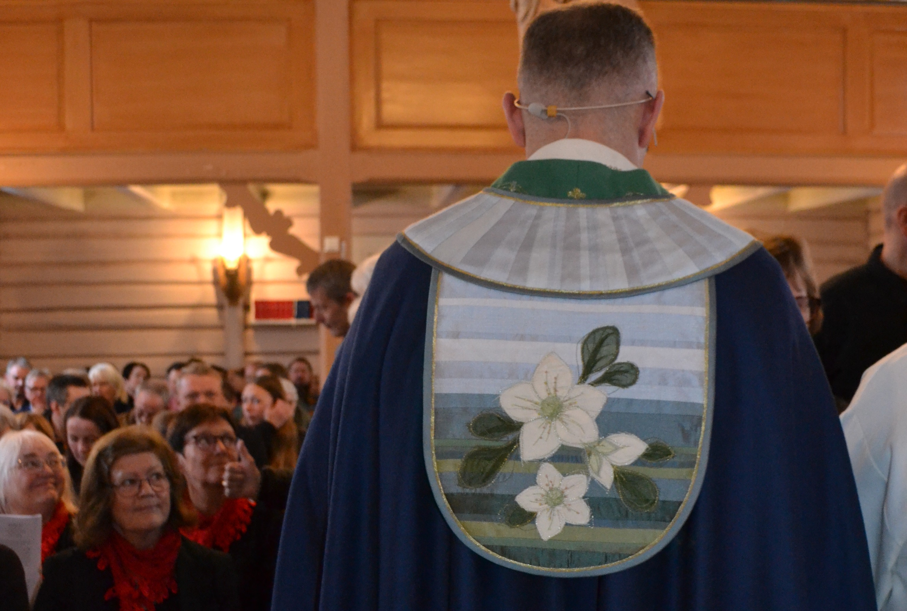 Under visitasen i Engerdal ble den nye bispekåpa tatt i bruk for første gang. Foto: Vivann Vestad Nesheim